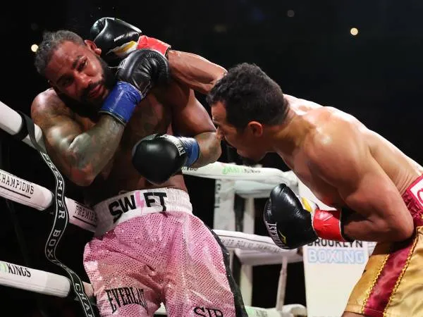 Jarrett Hurd (kiri) harus mengakui keunggulan Johan Gonzalez. (Foto: Fight TV)