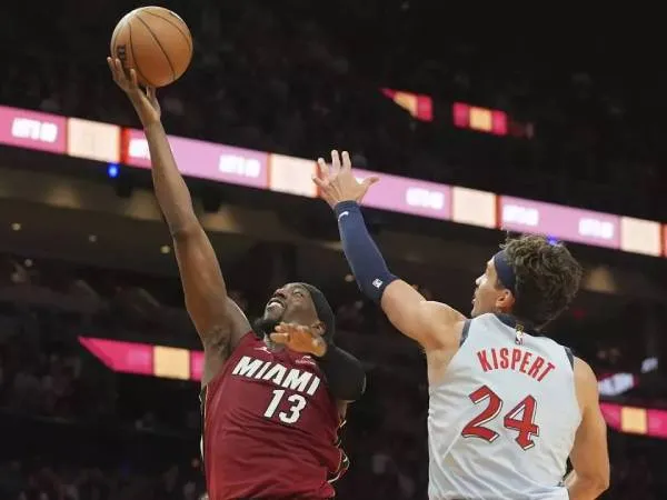 Bam Adebayo (kiri) membukukan 19 poin saat Miami Heat mengalahkan tim tamu Washington Wizards 106-90 pada hari Senin (3/3) malam. (Foto: AP)