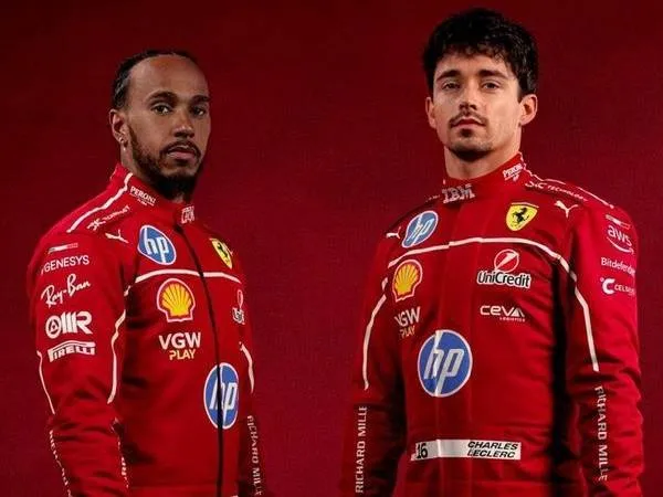 Charles Leclerc (kanan) dan Lewis Hamilton berseragam Ferrari. (Foto: F1 Grid)