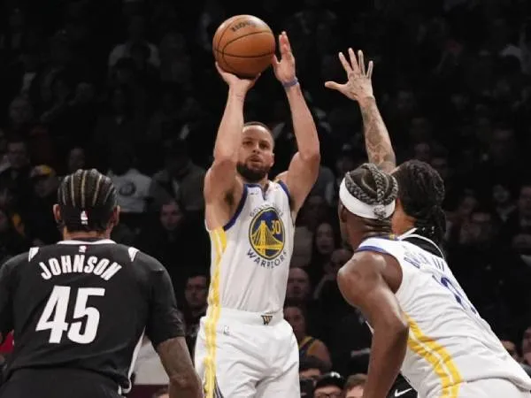 Stephen Curry (tengah) mencetak 40 poin saat Golden State Warriors meraih kemenangan 121-119 atas Brooklyn Nets pada Kamis (6/3) malam. (Foto: AP)