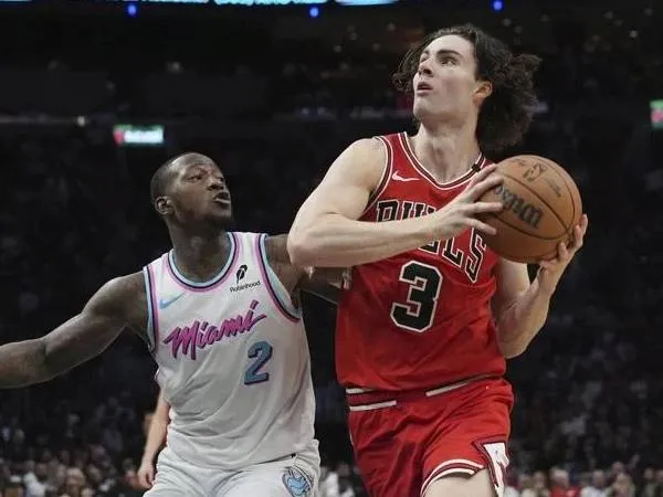 Josh Giddey (kanan) mencatat triple-double saat tim tamu Chicago Bulls mengalahkan Miami Heat 114-109 pada hari Sabtu (8/3) malam. (Foto: AP)