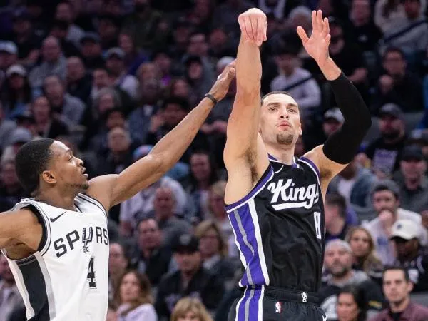 Zach LaVine (kanan) mencetak 36 poin saat Sacramento Kings meraih kemenangan 127-109 atas San Antonio Spurs pada hari Jumat (7/3) malam. (Foto: AP)