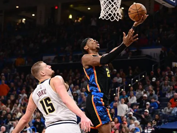 Shai Gilgeous-Alexander (kanan) mencetak 40 poin saat Oklahoma City Thunder menang 127-103 atas tim tamu Denver Nuggets pada Minggu (9/3) siang. (Foto: AP)