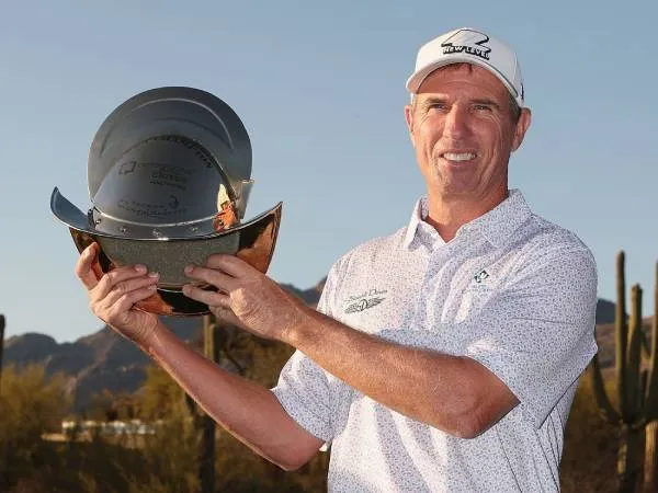 Steven Alker berpose dengan trofi Cologuard Classic. (Foto: Golf Digest)