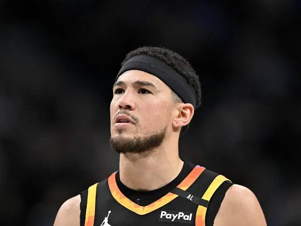 Devin Booker frustasi dengan wasit yang memberinya technical foul di laga versus Grizzlies.