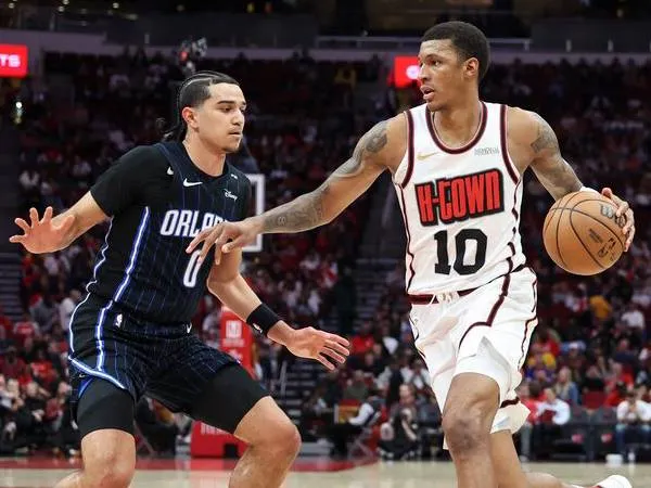 Jabari Smith Jr (kanan) mencetak 20 poin saat Houston Rockets menang 97-84 atas tim tamu Orlando Magic pada hari Senin (10/3) malam. (Foto: AP)