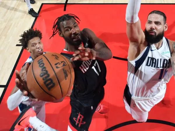 Tari Eason (tengah) mencetak 30 poin saat Houston Rockets menang 133-96 atas Dallas Mavericks pada hari Jumat (14/3) malam. (Foto: AP)