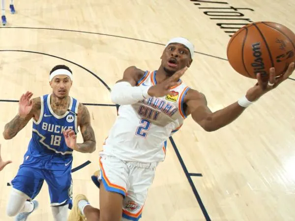 Shai Gilgeous-Alexander (kanan) mencetak 31 poin saat Oklahoma City Thunder meraih kemenangan 121-105 atas tuan rumah Milwaukee Bucks pada Minggu (16/3) malam. (Foto: AP)