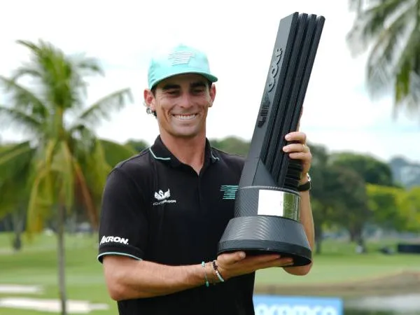 Joaquin Niemann berpose dengan trofi LIV Golf Singapore. (Foto: Golf Digest)
