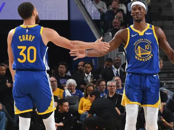 Steph Curry (kiri) dan Jimmy Butler. (Foto: AP)