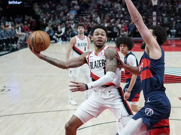 Anfernee Simons (kiri) mencetak 30 poin saat Portland Trail Blazers meraih kemenangan 112-97 atas tim tamu Washington Wizards pada Senin (17/3) malam. (Foto: AP)