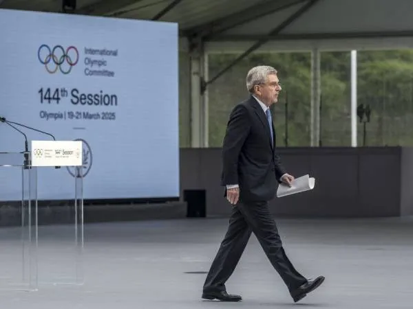 Thomas Bach berjalan usai memberikan pidato dalam pembukaan Sesi IOC ke-144. (Foto: AFP)