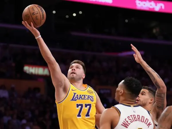 Luka Doncic (kiri) mencetak 31 poin saat Los Angeles Lakers meraih kemenangan kandang 120-108 atas Denver Nuggets pada hari Rabu (19/3) malam. (Foto: AP)