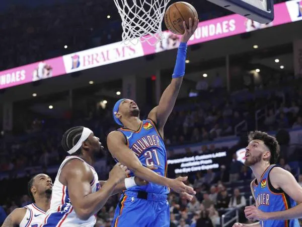 Aaron Wiggins (kanan) mencetak 26 poin saat tuan rumah Oklahoma City Thunder mengalahkan Philadelphia 76ers 133-100 pada hari Rabu (19/3) malam. (Foto: AP)