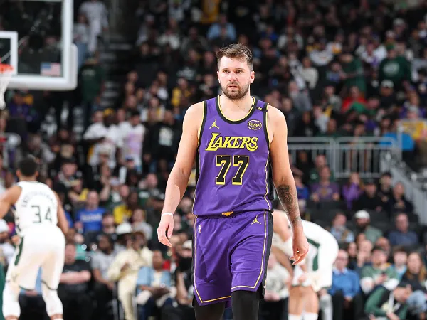 Luka Doncic tidak bermain di laga melawan Milwaukee Bucks.