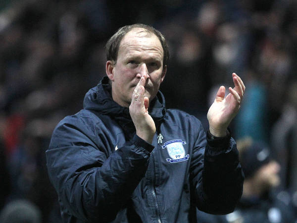 Dari Nepal, Simon Grayson Pantau Dua Mantan Klubnya di Piala FA