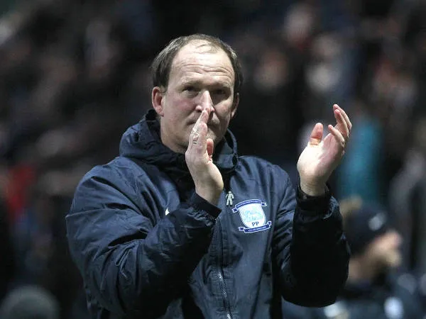 Dari Nepal, Simon Grayson Pantau Dua Mantan Klubnya di Piala FA