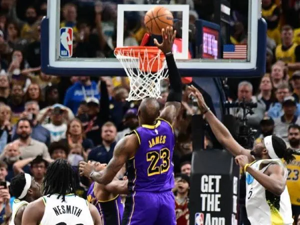 LeBron James melakukan tip-in untuk memenangkan pertandingan saat tim tamu Los Angeles Lakers menang 120-119 atas Indiana Pacers pada hari Rabu (26/3) malam. (Foto: AP)