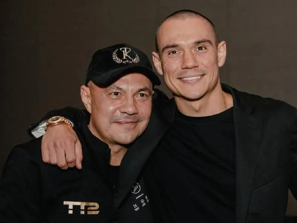 Tim Tszyu (kanan) bersama sang ayah yang juga petinju legendaris, Kostya Tszyu. (Foto: Fight TV)