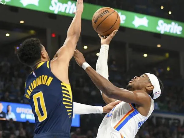 Shai Gilgeous-Alexander (kanan) mencetak 33 poin untuk membawa Oklahoma City Thunder meraih kemenangan 132-111 atas tim tamu Indiana Pacers pada hari Sabtu (29/3) malam.