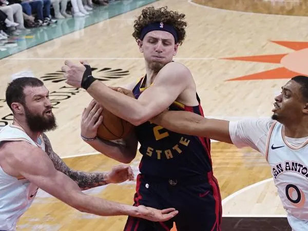Brandin Podziemski (tengah) mencetak 27 poin saat tim tamu Golden State Warriors meraih kemenangan 148-106 atas San Antonio Spurs pada hari Minggu (30/3) malam. (Foto: AP)