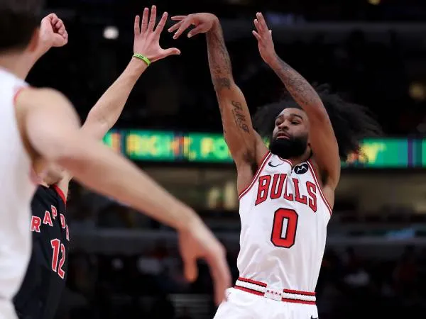 Coby White (kanan) mencetak 28 poin saat Chicago Bulls mengalahkan tim tamu Toronto Raptors 137-118 pada Selasa (1/4) malam. (Foto: AP)