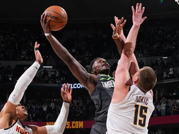 Anthony Edwards (tengah) mencetak 34 poin saat tim tamu Minnesota Timberwolves mengalahkan Denver Nuggets 140-139 via dua overtime pada Selasa (1/4) malam.