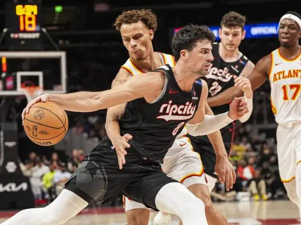 Deni Avdija (tengah) mencatatkan triple-double saat tim tamu Portland Trail Blazers mengalahkan Atlanta Hawks 127-113 pada Selasa (1/4) malam. (Foto: AP)