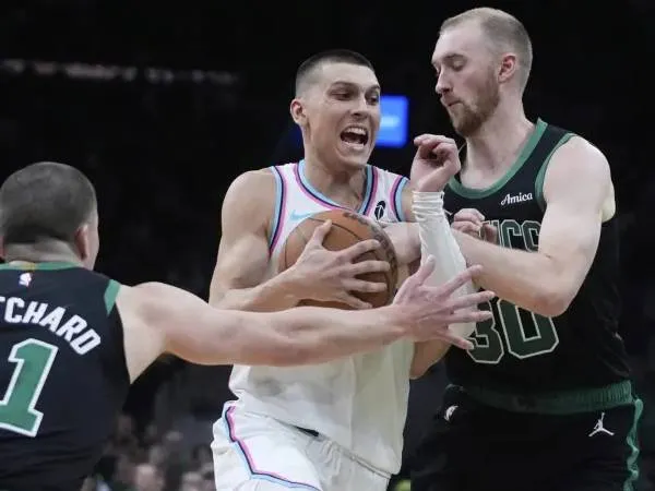 Tyler Herro (tengah) mencetak 25 poin saat tim tamu Miami Heat mengalahkan Boston Celtics 124-103, Rabu (2/4) malam. (Foto: AP)
