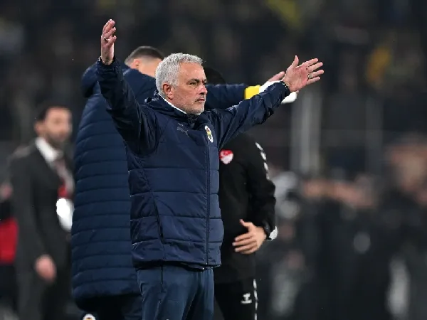 Pelatih Fenerbahce, Jose Mourinho, kembali terlibat insiden kontroversial