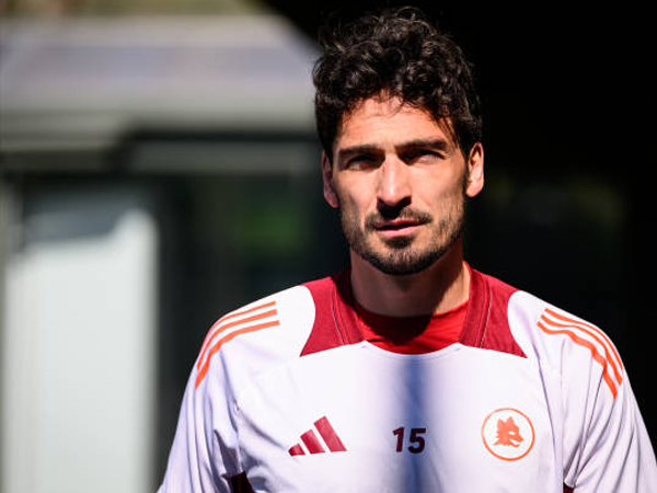 Mats Hummels Umumkan Pensiun, Akhiri Karier Gemilang di AS Roma