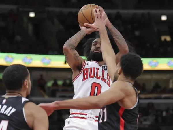 Coby White (tengah) mencetak 34 poin saat Chicago Bulls mengalahkan tim tamu Portland Trail Blazers 118-113 pada Jumat (4/4) malam. (Foto: AP)