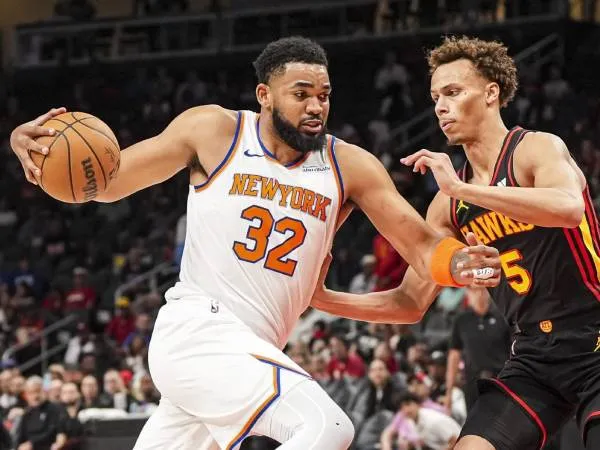 Karl-Anthony Towns (kiri) mencetak 30 poin saat tim tamu Knicks mengalahkan Atlanta Hawks 121-105 pada Sabtu (5/4) sore. (Foto: AP)