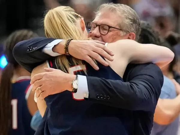 Pelatih UConn Geno Auriemma (kanan) memeluk salah satu bintangnya, Paige Bueckers, jelang akhir pertandingan melawan South Carolina. (Foto: AP)