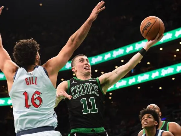 Payton Pritchard (kanan) mencetak 20 poin saat Boston Celtics menang 124-90 atas tim tamu Washington Wizards pada hari Minggu (6/4). (Foto: AP)