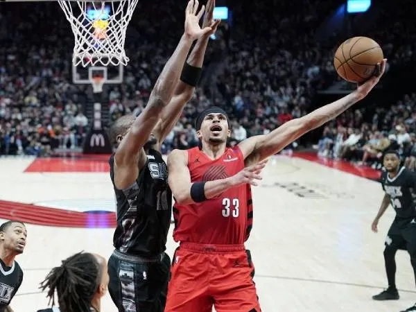 Toumani Camara (kanan) mencetak 23 poin saat tuan rumah Portland Trail Blazers mengalahkan San Antonio Spurs 120-109 pada hari Minggu (6/4). (Foto: AP)