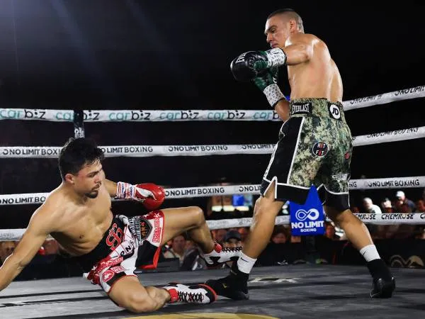 Tim Tszyu (kanan) masih terlalu tangguh bagi Joey Spencer. (Foto: Fight TV)