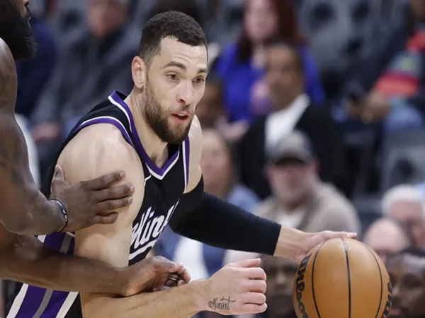 Zach LaVine Meledak, Kings Hempkaskan Pistons
