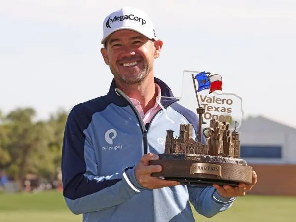 Brian Harman berpose dengan trofi Valero Texas Open. (Foto: Golf Digest)