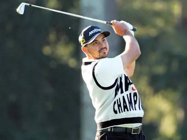 Jason Day mengenakan pakaian yang “menghebohkan” saat tampil di Augusta pada 2024. (Foto: Golf Digest)