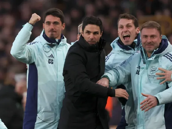 Manajer Arsenal, Mikel Arteta, bersama staf pelatihnya