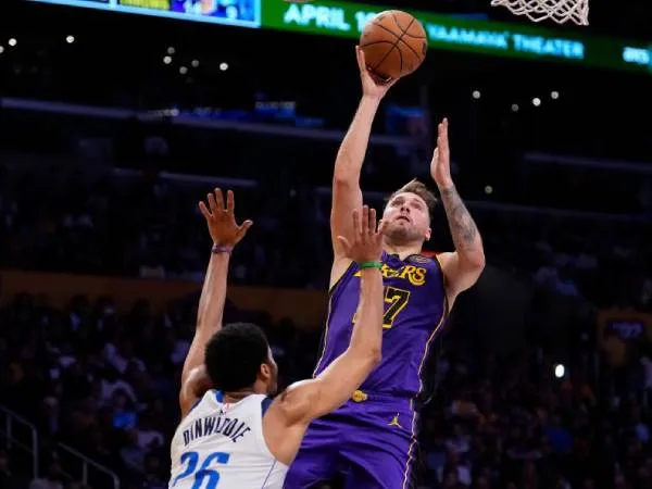 Luka Doncic (kanan) mencetak 45 poin saat tim tamu Los Angeles Lakers mengalahkan Mavericks 112-97 pada hari Rabu (9/4) malam. (Foto: AP)
