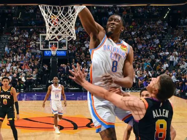 Jalen Williams (tengah) mencetak 33 poin say Oklahoma City Thunder meraih kemenangan tandang 125-112 atas Phoenix Suns pada hari Rabu (9/4) malam. (Foto: AP)