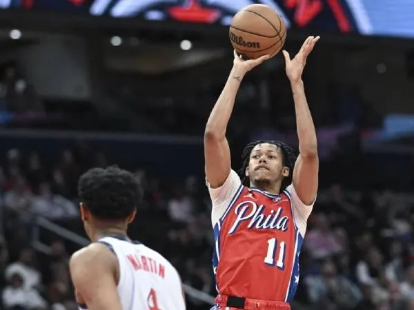 Jonathan Mogbo (kanan) mencatatkan triple-double saat Toronto Raptors meraih kemenangan 126-96 atas Charlotte Hornets pada hari Rabu (9/4) malam. (Foto: AP)