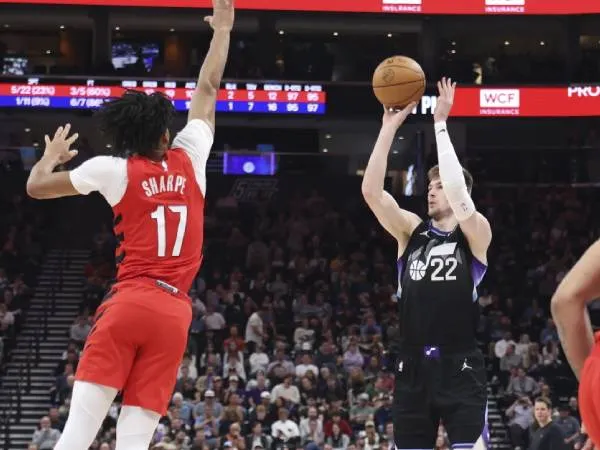Kyle Filipowski (kanan) mencetak 30 poin saat Utah Jazz meraih kemenangan overtime 133-126 atas Portland Trail Blazers di Salt Lake City pada Rabu (9/4) malam. (Foto: AP)
