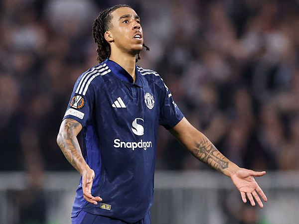 Leny Yoro Ungkap Alasan Tak Selebrasi Usai Cetak Gol Pertama Bagi MU