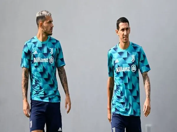 Dua eks Juventus yakni Angel Di Maria dan Leandro Paredes, membantah laporan di Italia yang menyebut jika mereka terlibat dalam kasus judi bola / via Getty Images