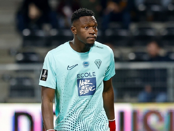 Manchester United dan Chelsea Berebut Kiper Angers, Yahia Fofana