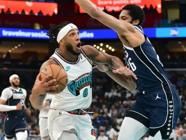 Lamar Stevens (kiri) mencetak 31 poin saat tuan rumah Memphis Grizzlies meraih kemenangan 132-97 atas Dallas Mavericks pada hari Minggu (13/4) sore. (Foto: AP)