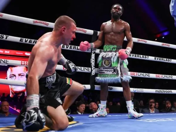 Jaron Ennis (kanan) mendominasi Eimantas Stanionis. (Foto: Fight TV)